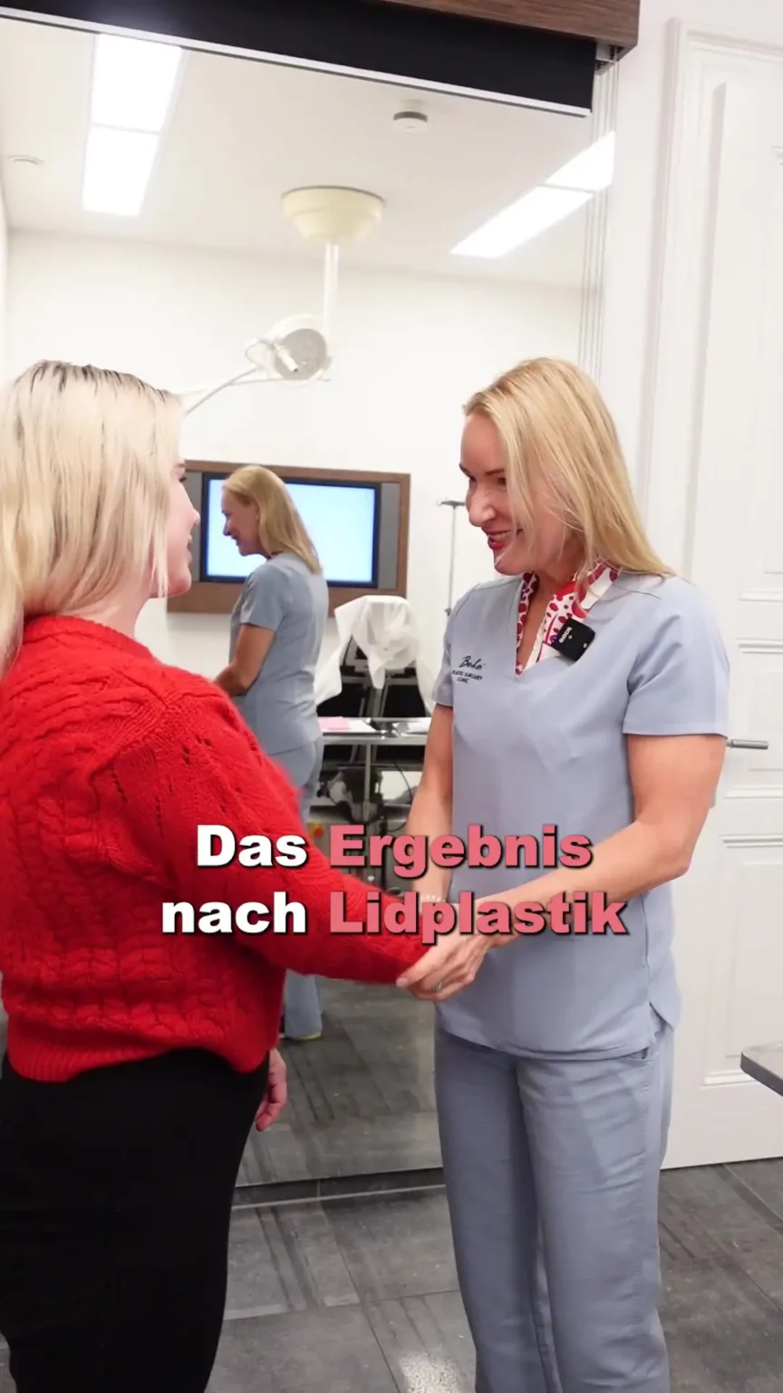 Dr. Berkei und eine glückliche Patientin mit dem Text "Das Ergebnis nach Lidplastik".