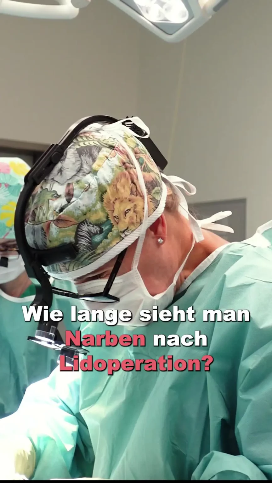 Dr. Berkei im OP mit dem Text "Wie lange sieht man Narben nach Lipoperation?".