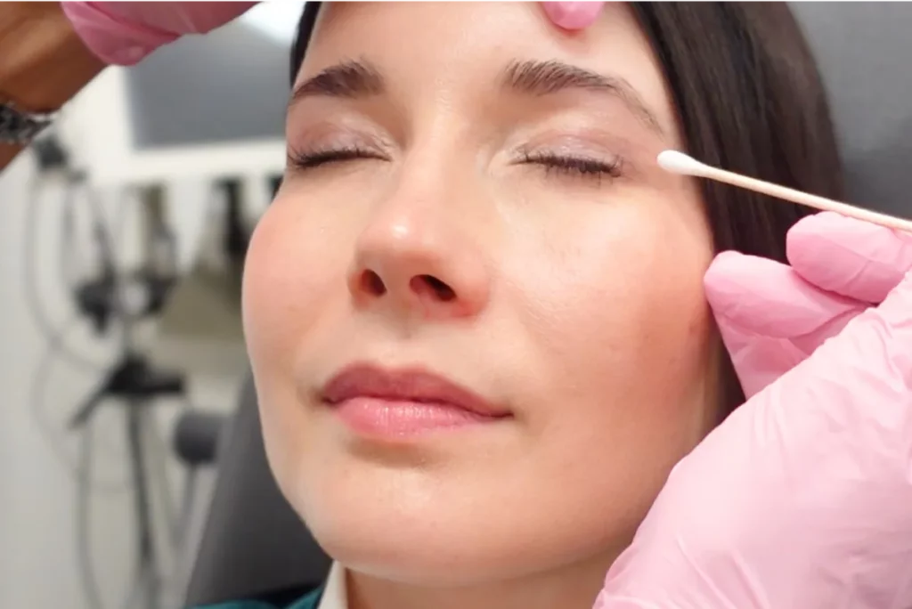 Nahaufnahme vom Gesicht einer Patientin bei der Nachuntersuchung einer Augenlid-OP.