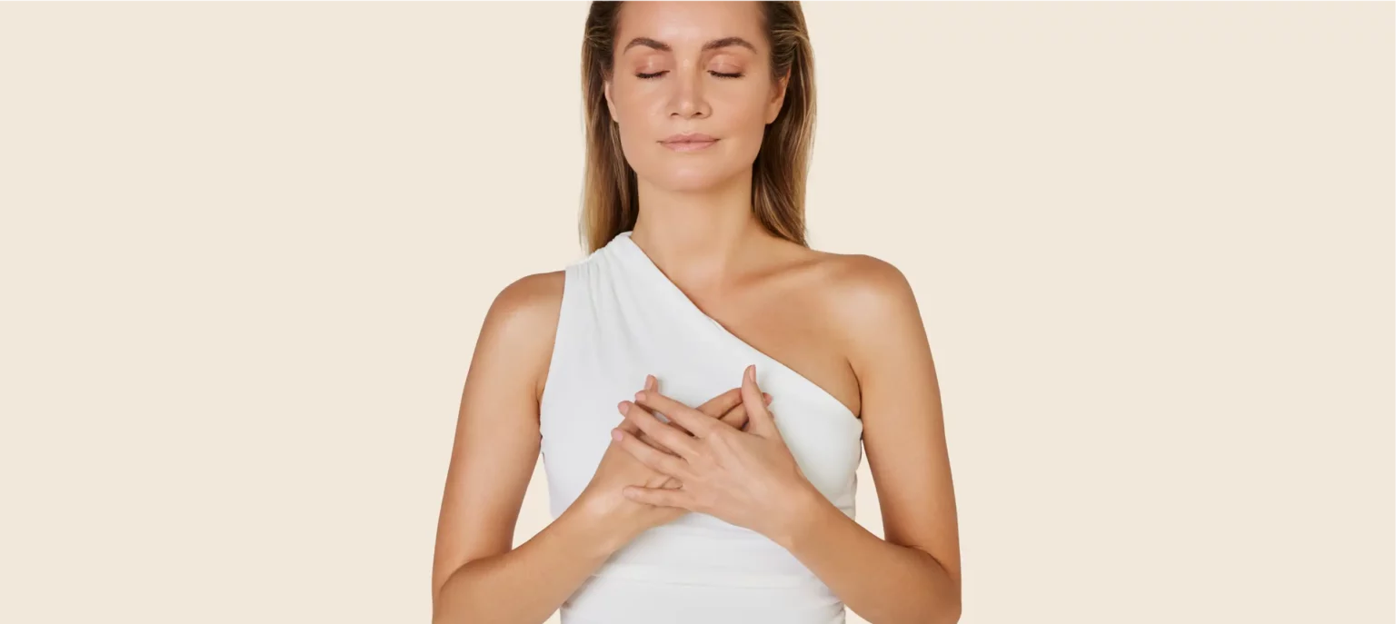 Aufnahme einer entspannten Patientin, die ihre Hände auf der Brust liegen hat.