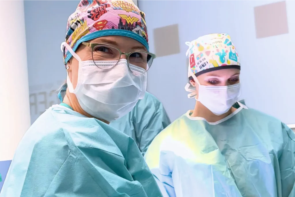 Dr. Berkei und Dr. Tosun in OP-Kleidung während einer Brust-OP.