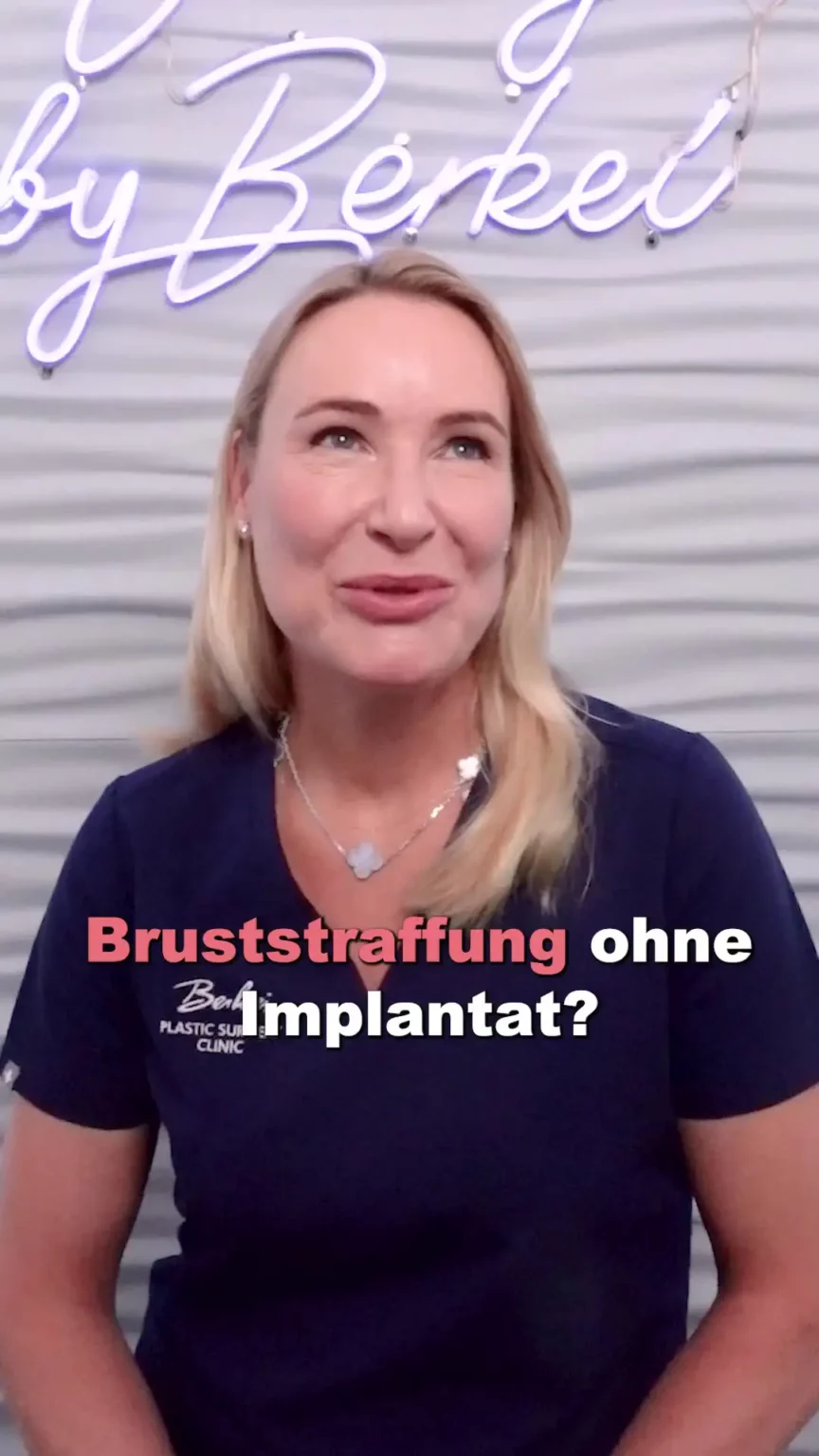 Aufnahme von Dr. Berkei mit dem Text "Bruststraffung ohne Implantat?".