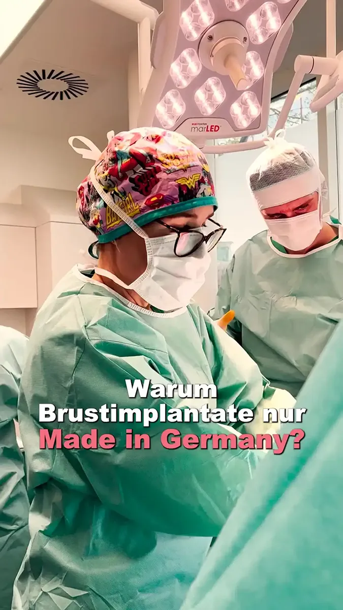 Aufnahme von Dr. Berkei und Kollegen während einer Brust-OP mit dem Text "Warum Brustimplantate nur Made in Germany?".