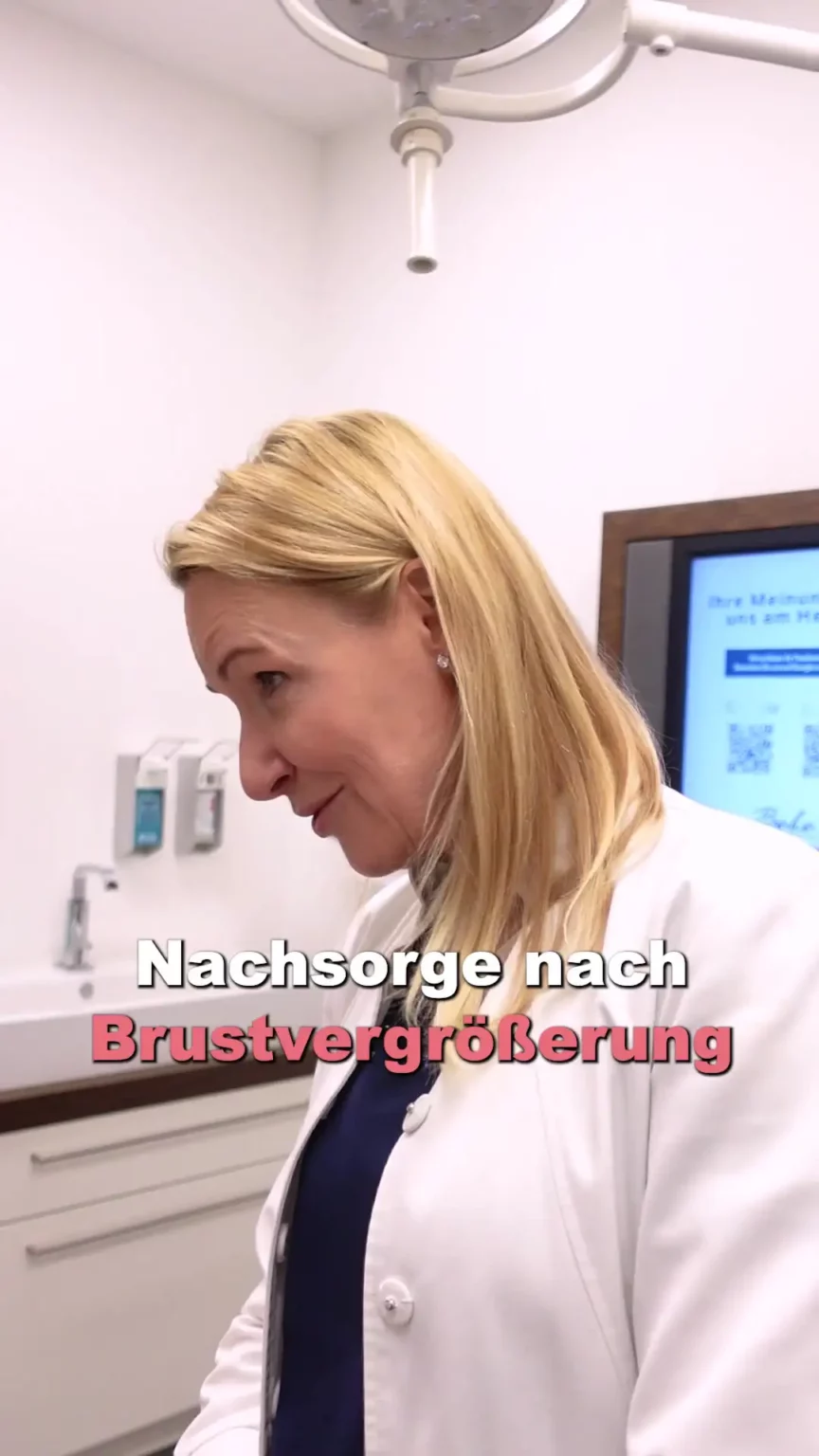 Dr. Berkei im Behandlungszimmer mit dem Text "Nachsorge nach Brustvergrößerung".
