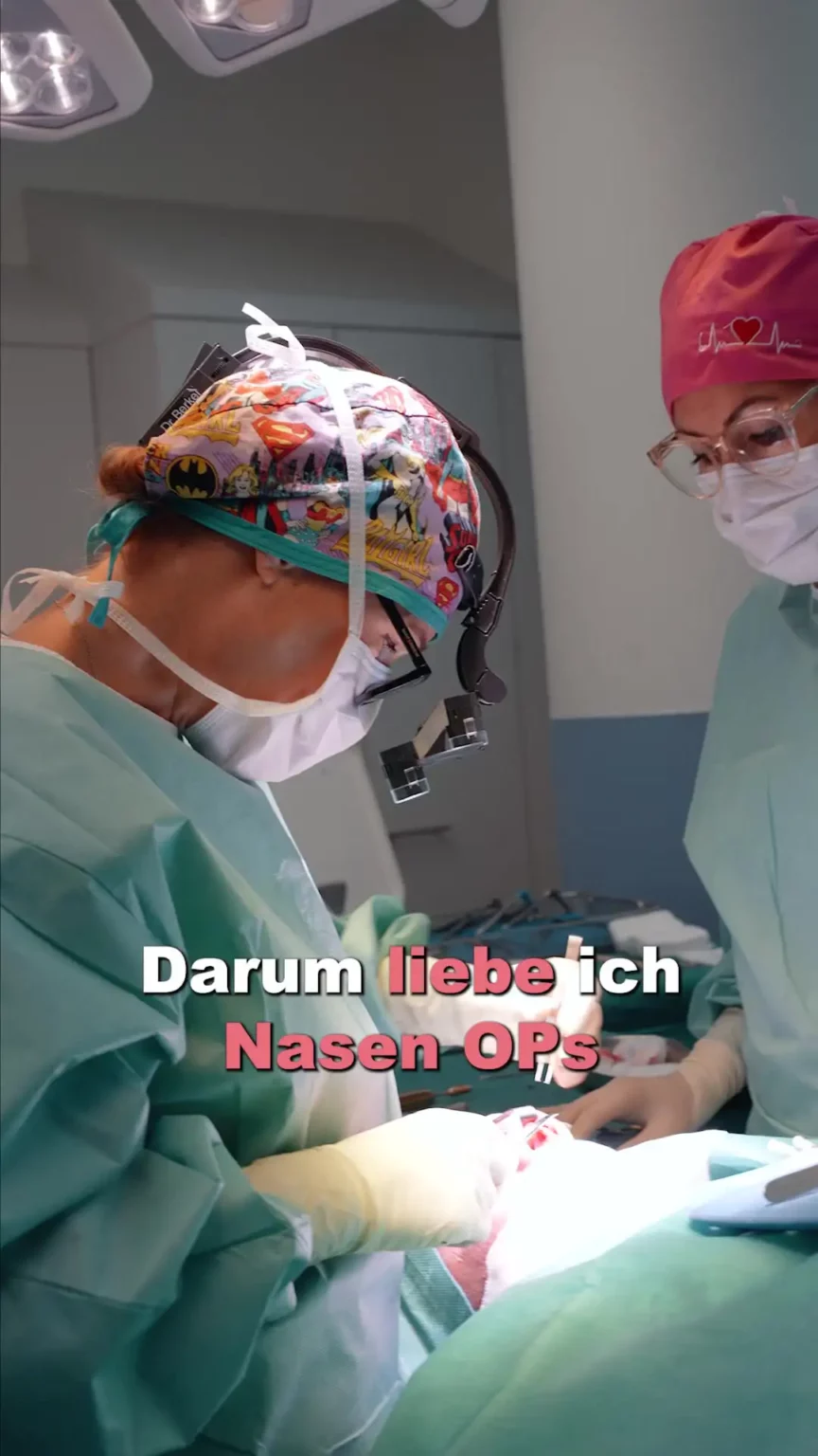 Aufnahme von Dr. Berkei im OP mit dem Text "Darum liebe ich Nasen OPs".