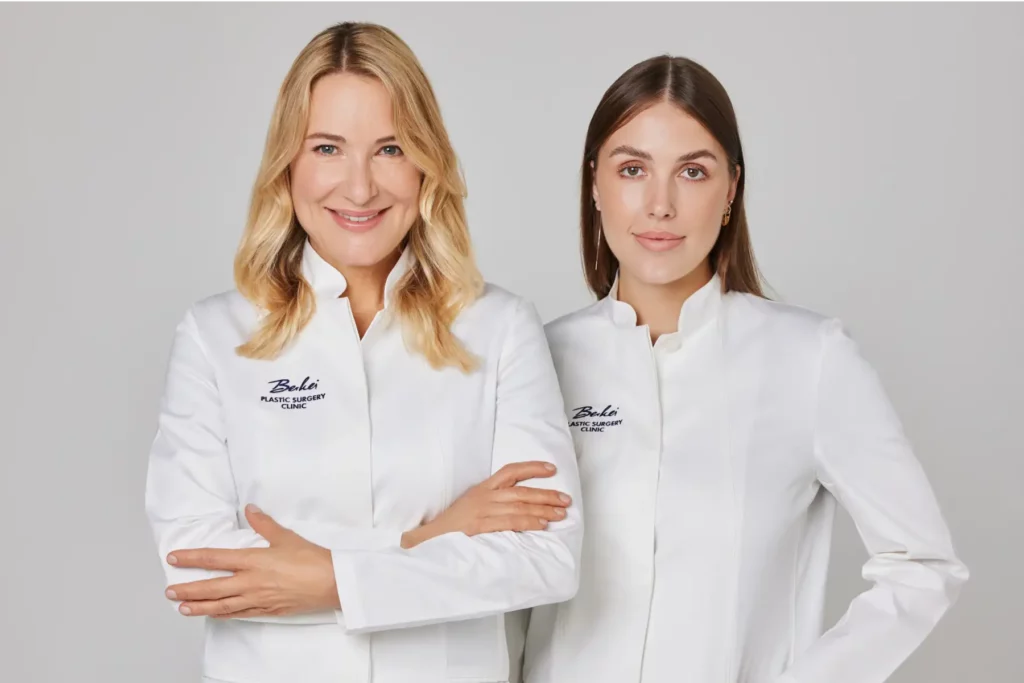 Dr. Berkei zusammen mit ihrer Tochter Livia. Beide im weißen Arztkittel mit Berkei Logo.