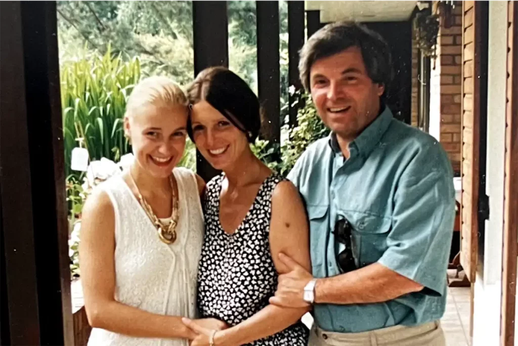 Aufnahme von Dr. Berkei zusammen mit ihren Eltern.