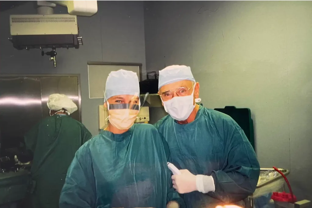 Aufnahme von Dr. Berkei und ein Kollege im OP, nachdem sie bei ihrem ersten Facelift im Houston Medical Center assistiert hat.