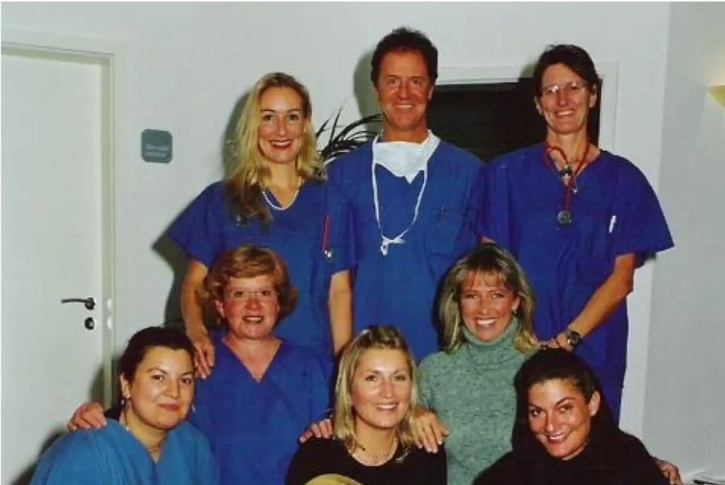 Aufnahme von Dr. Berkei und sieben Kolleginnen während ihrer Facharztausbildung in Langen.