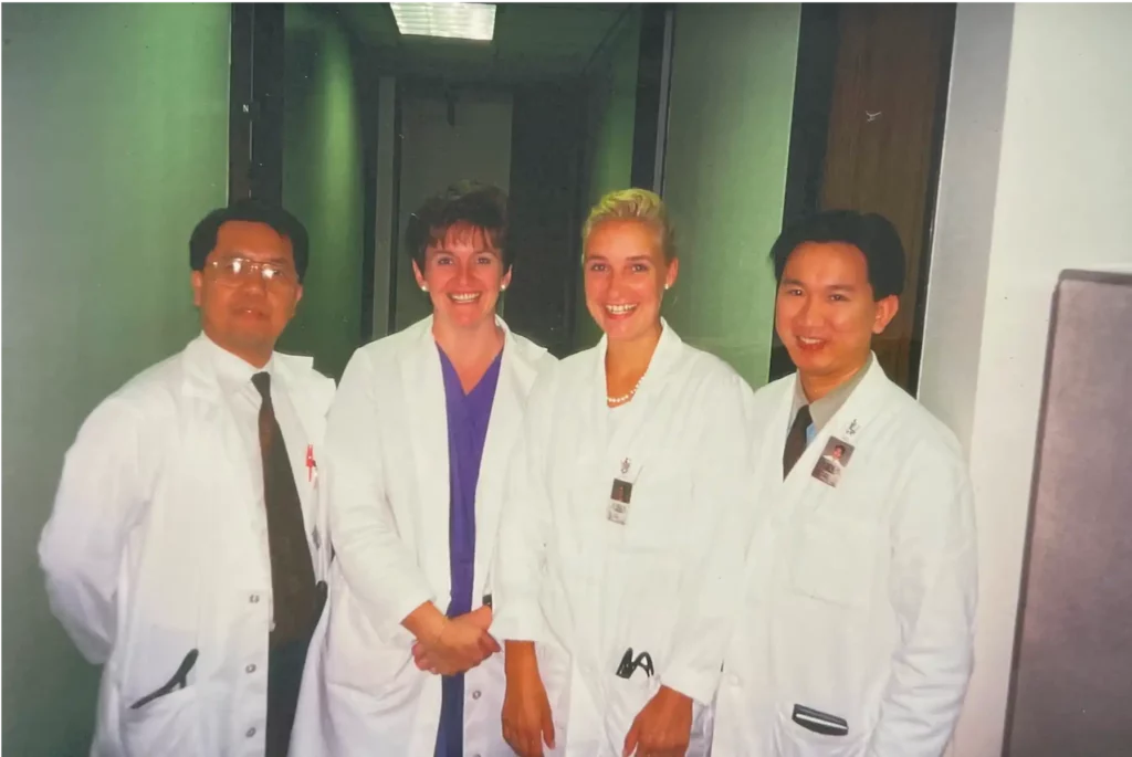 Glückliche Dr. Berkei zusammen zwei Kollegen und einer Kollegin im Prince of Wales Hospital in Hong Kong.