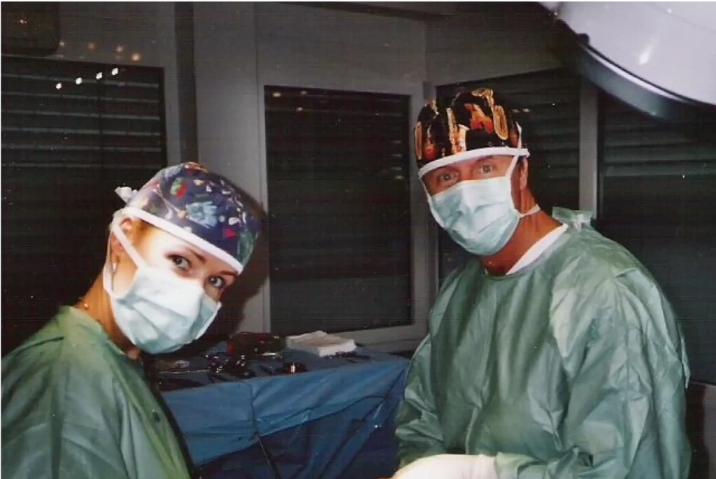 Dr. Berkei im OP zusammen mit einem Kollegen während ihrer Facharztausbildung in Langen.