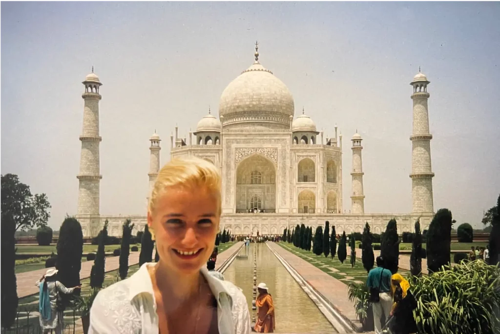 Junge Dr. Berkei vorm Taj Mahal in Indien während ihres praktischen Jahr im Studium.