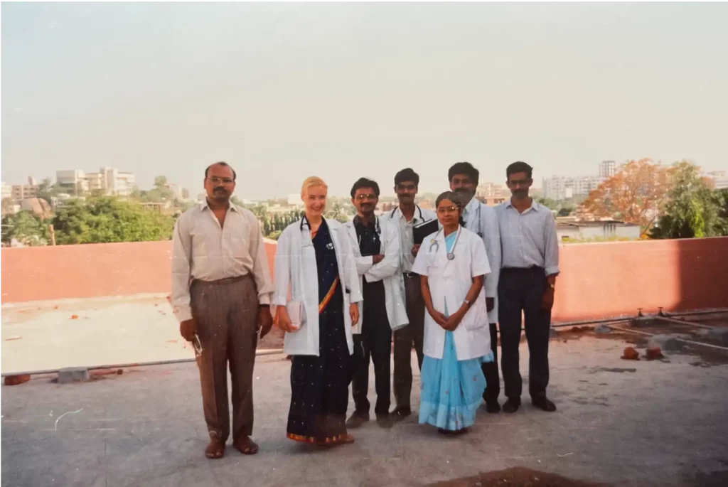 Junge Dr. Berkei mit ihren Kollegen in Indien während ihres praktischen Jahr im Studium.