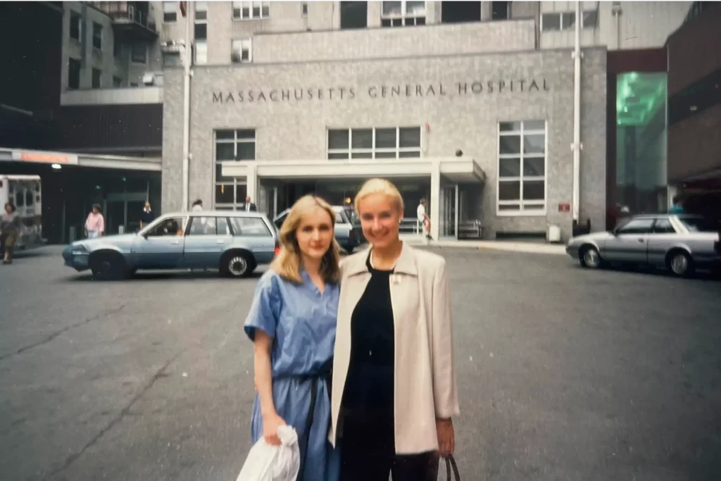 Aufnahme von Dr. Berkei und einer Kollegin, die gemeinsam vor Massachusetts General Hospital in Boston stehen.