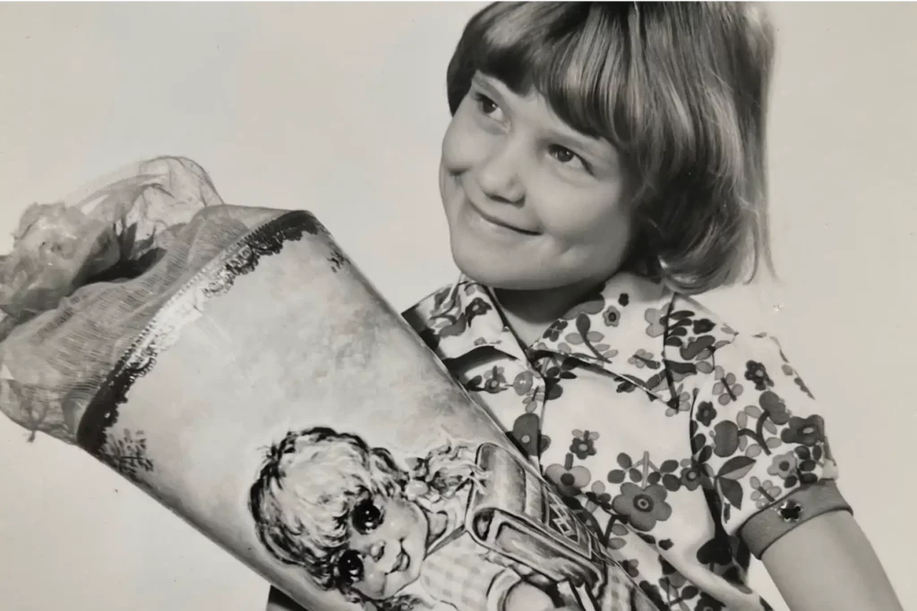 Schwarzweißes Kinderfoto von Dr. Berkei mit einer Schultüte in der Hand.