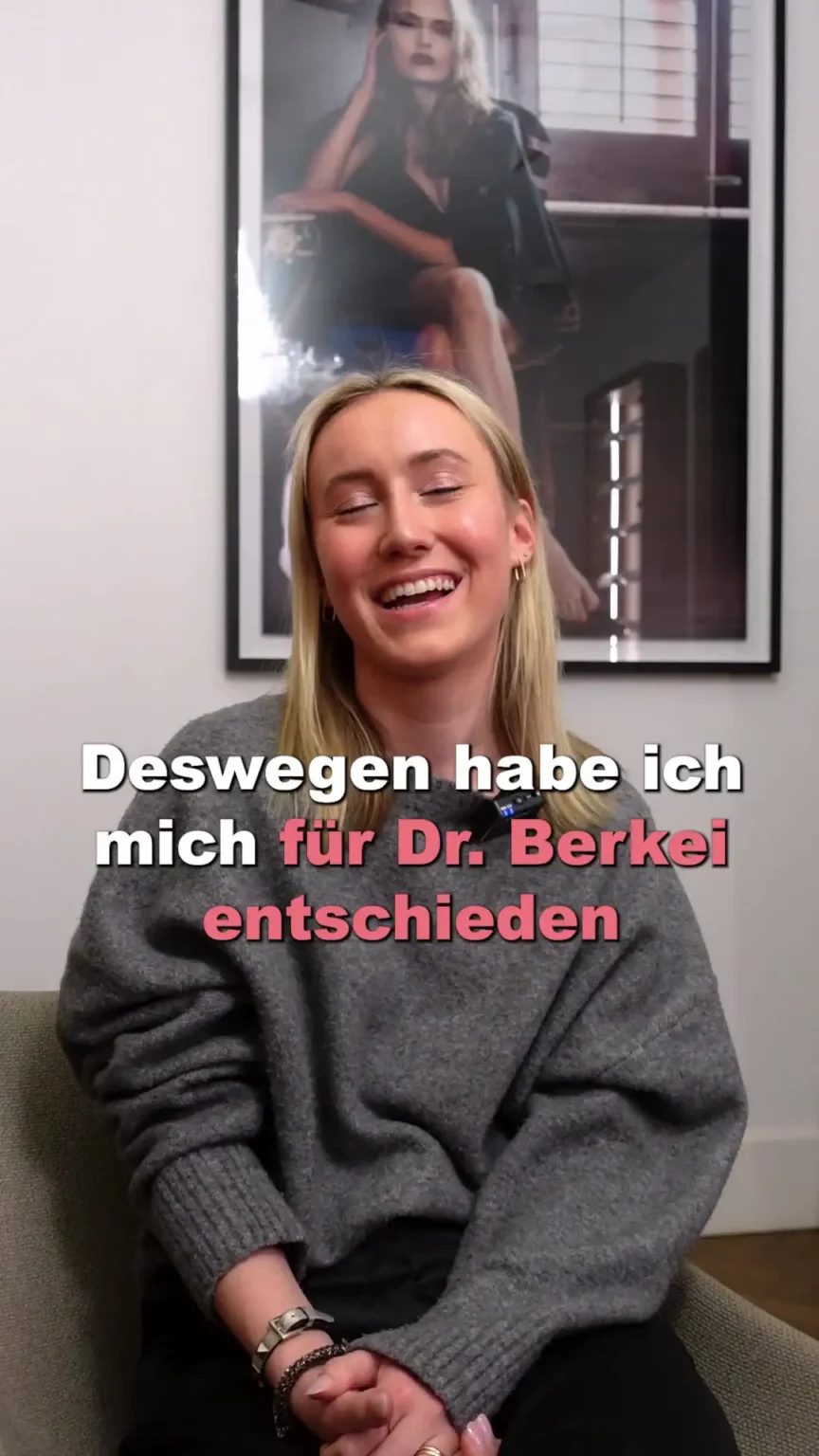 Aufnahme einer glücklichen Patientin mit dem Text "Deswegen heben ich mich für Dr. Berkei entschieden".