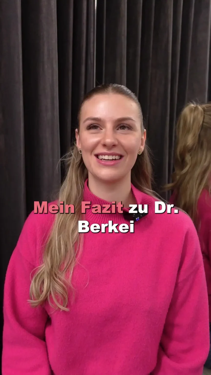 Aufnahme einer glücklichen Patientin mit dem Text "Mein Fazit zu Dr. Berkei".