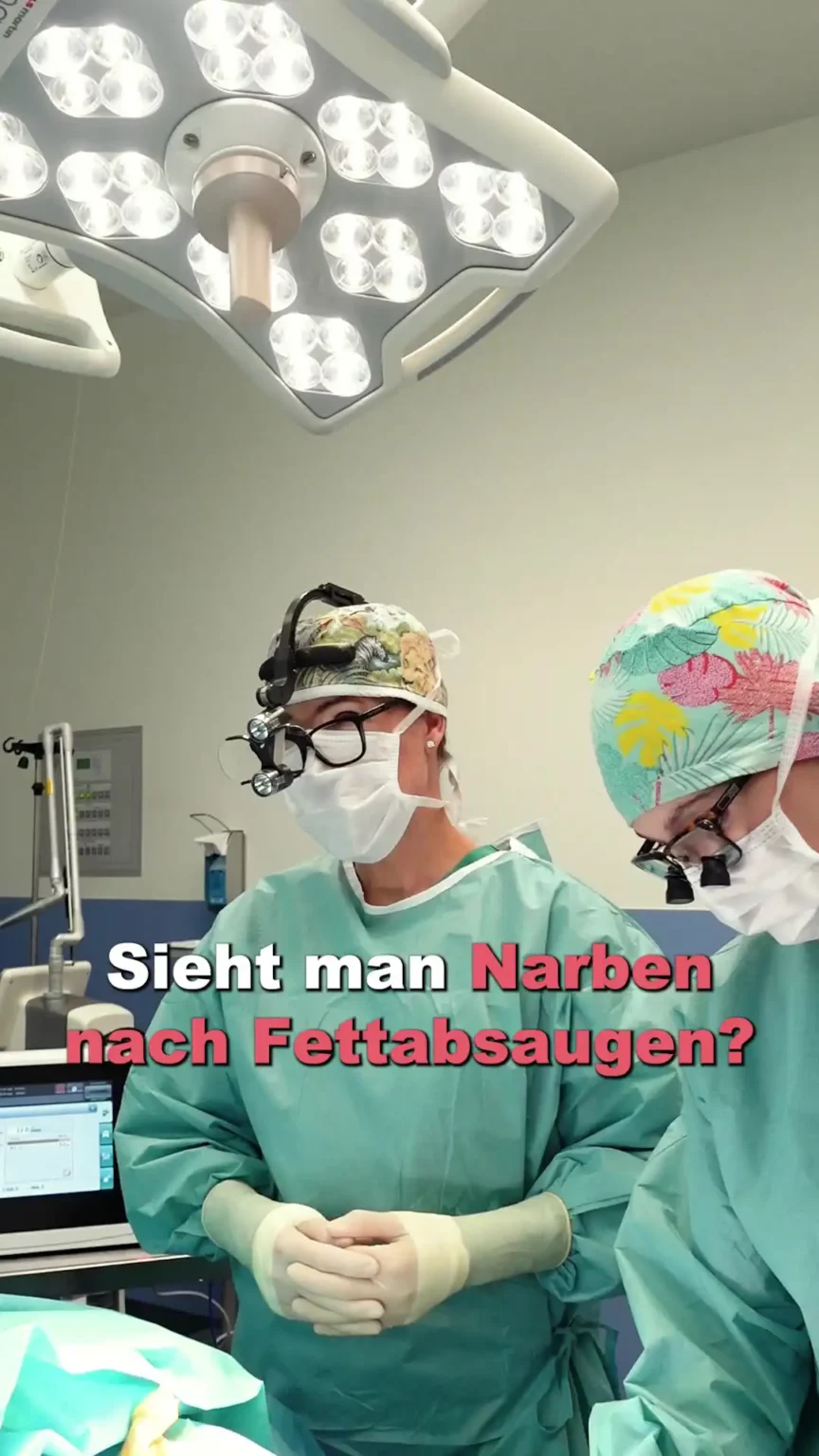 Aufnahme von Dr. Berkei im OP mit dem Text "Sieht man Narben nach Fettabsaugen?".