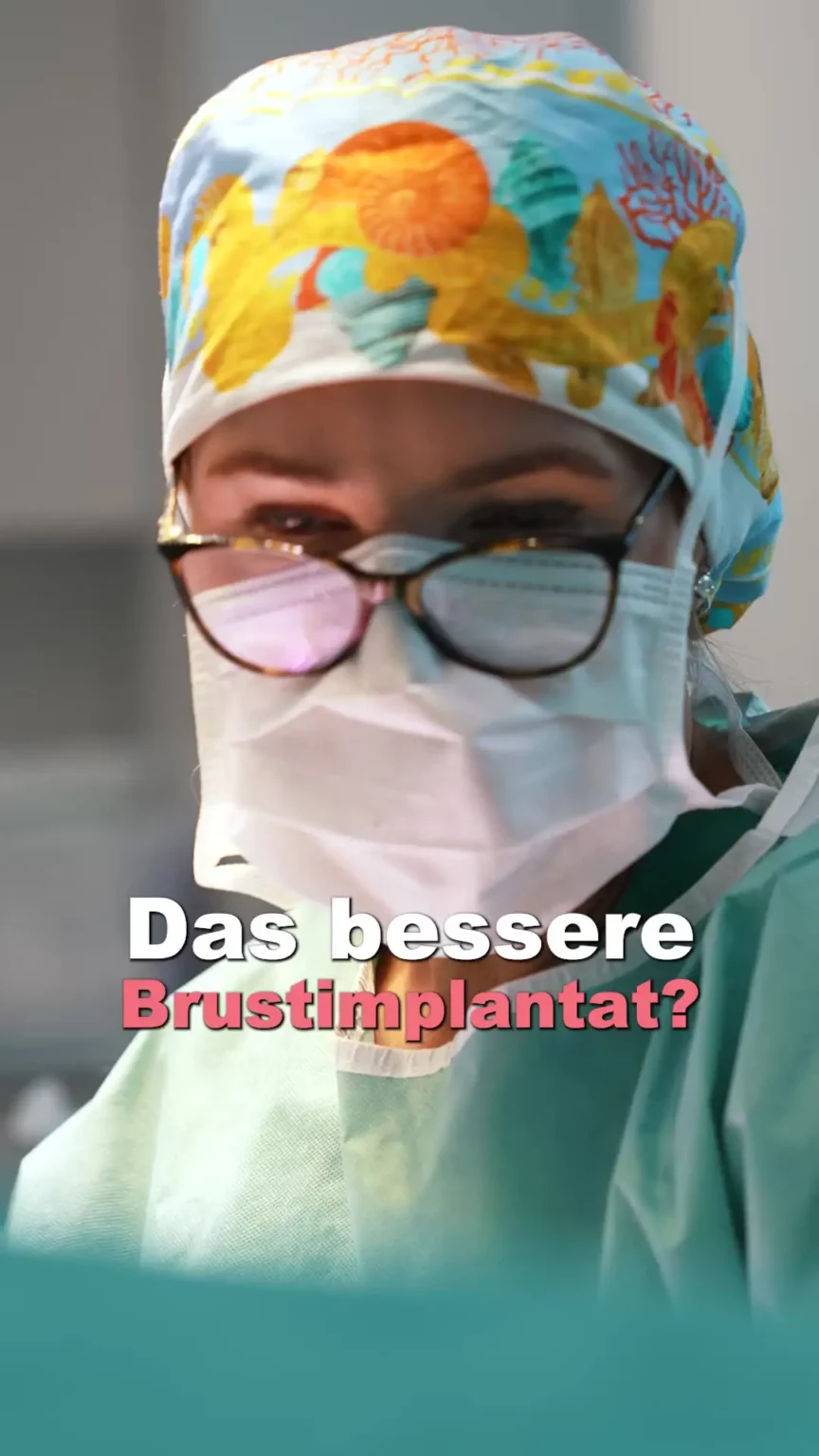 Aufnahme von Dr. Berkei im OP mit dem Text "Das bessere Brustimplantate?".