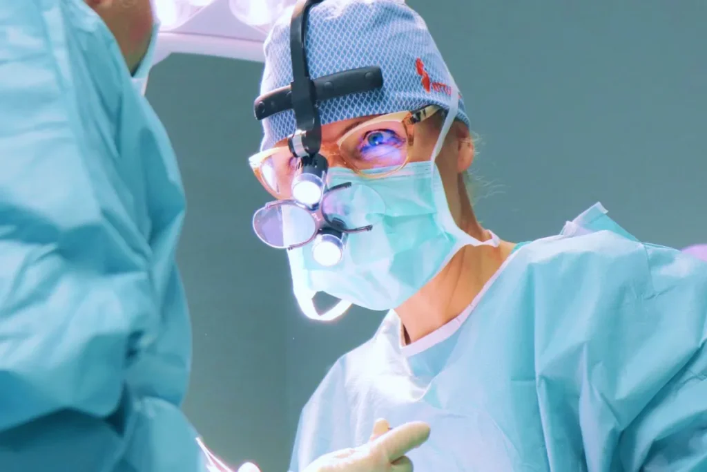 Dr. Berkei während des OP in blauem OP-Kittel.