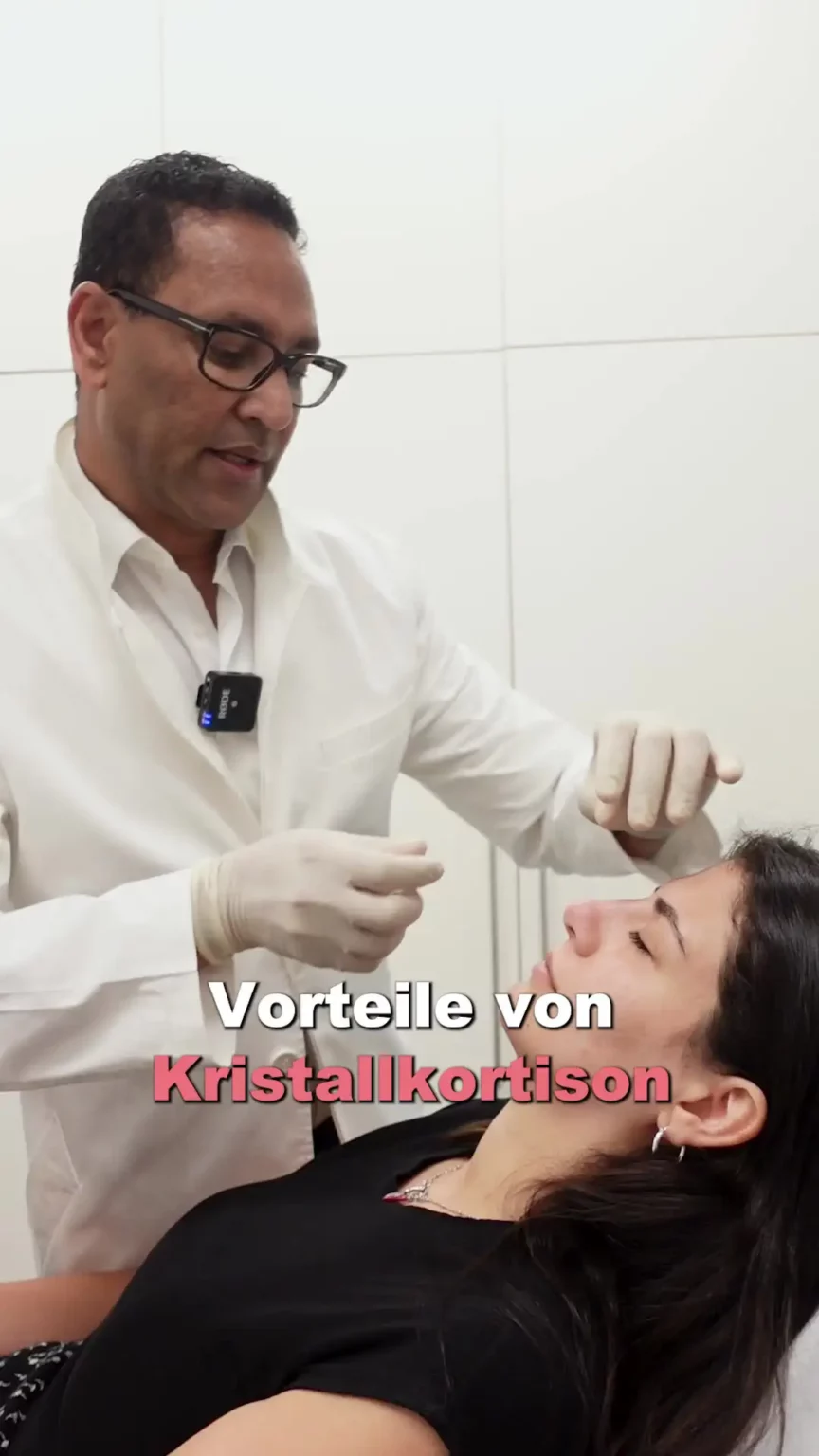 Aufnahme von Herr Elzebair während der Behandlung einer Patientin mit dem Text "Vorteile von Kristallkortison".