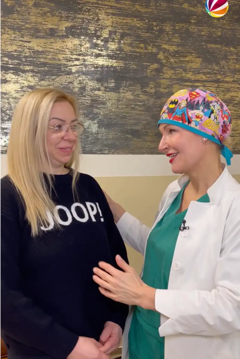 Dr. Berkei und eine Patientin während einer Sat.1 Aufnahme zum Ablauf eines Mommy Makeovers.