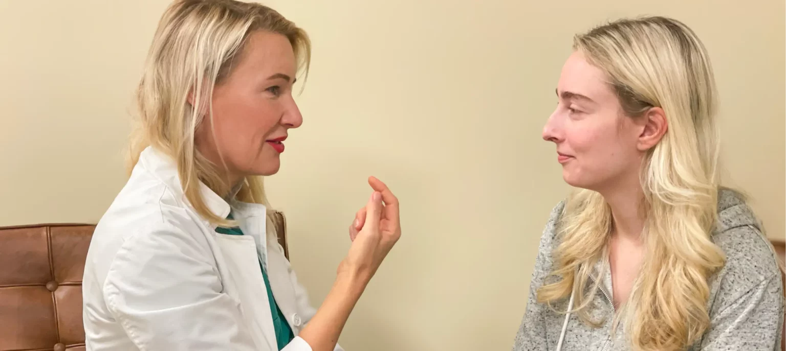 Dr. Berkei und eine Patientin im Gespräch zur Schweißdrüsenabsaugung.